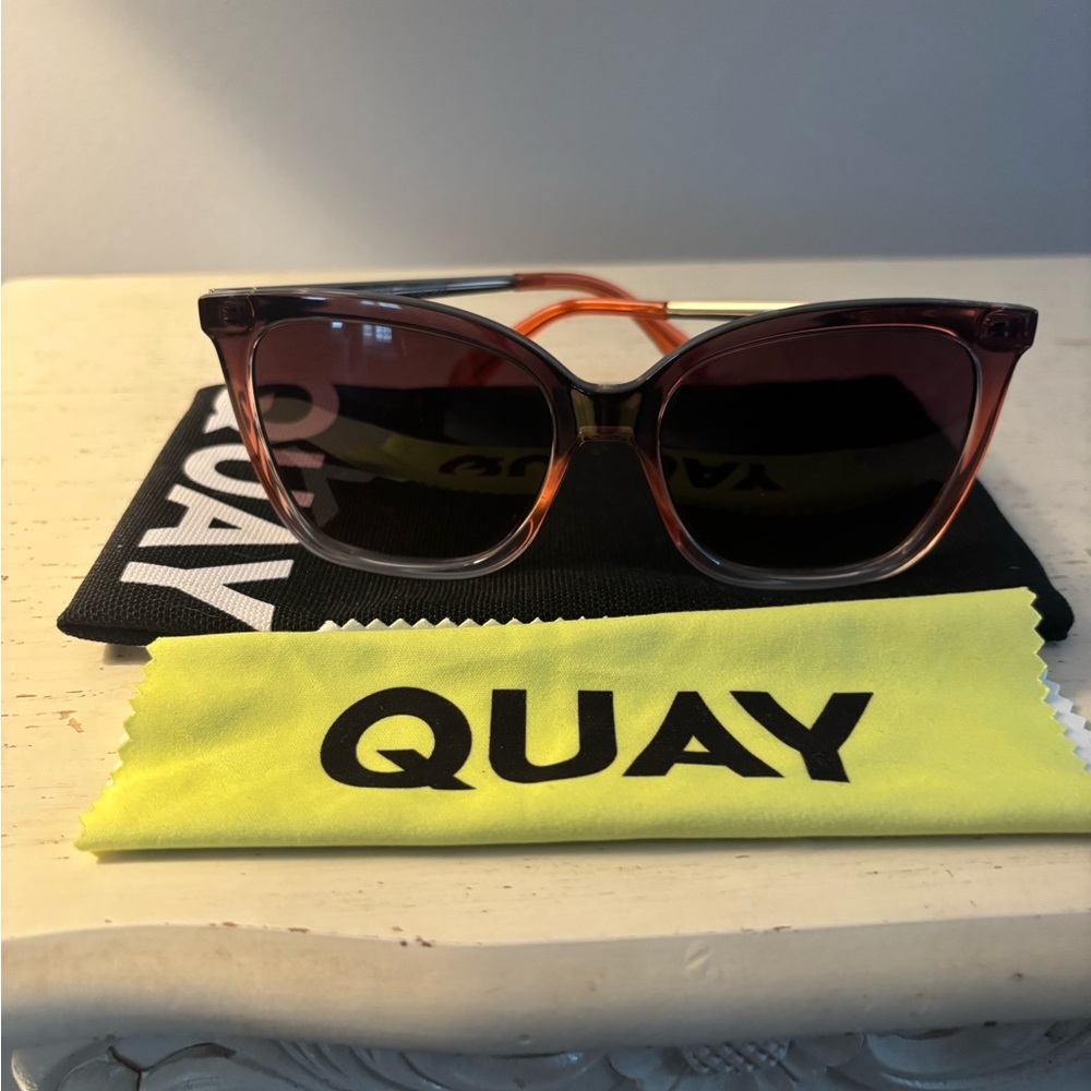 NWOT Quay Cateye Sunglasses goldtone with soft case and cloth